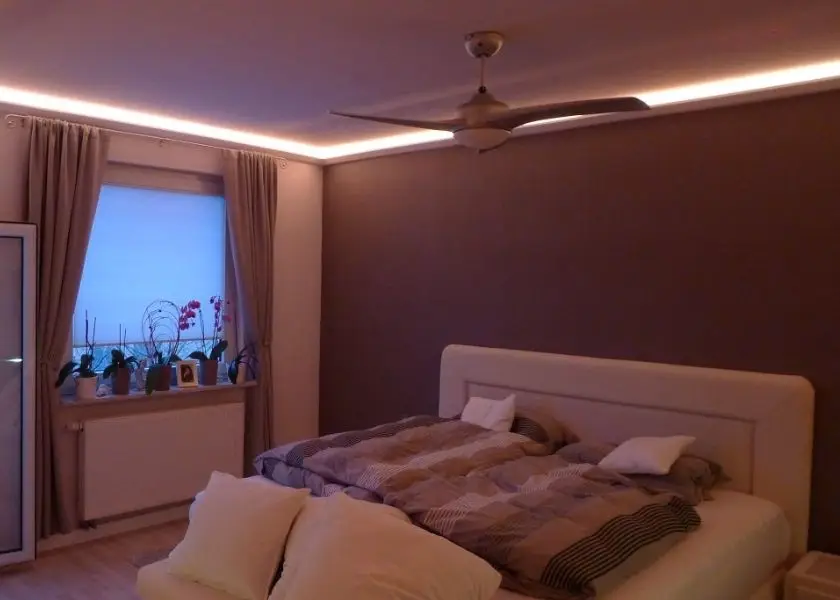 LED Strip pada Drop Ceiling di Kamar Tidur Sederhana